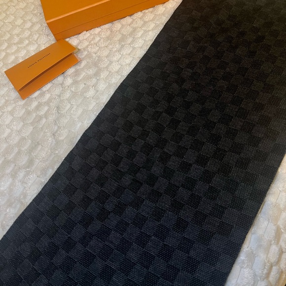 Louis Vuitton Néo Petit
Damier Scarf brand new with tags and box - Picture 4 of 5